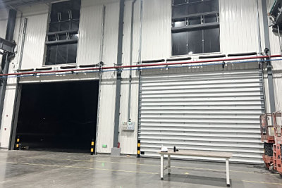 沿海厂房抗台风门选型：西朗大背筋工业提升门抗风效果强劲